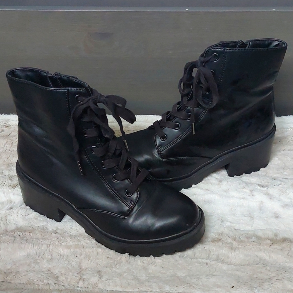 Universal Thread Black Lug Sole Heeled Boots
